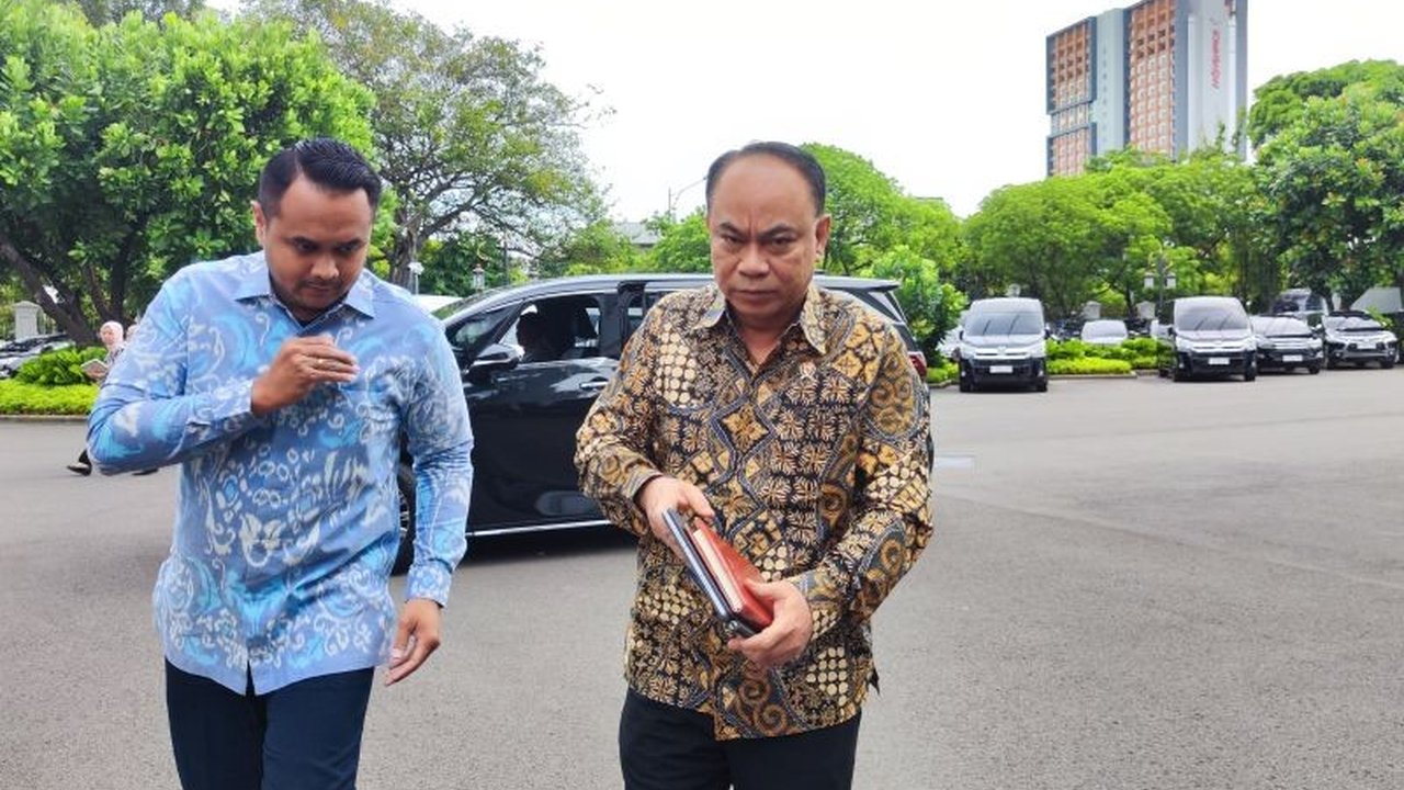 Presiden Prabowo Subianto memimpin rapat terbatas membahas Koperasi Desa Merah Putih yang bertujuan untuk mengentaskan kemiskinan ekstrem dan mendorong perekonomian desa.