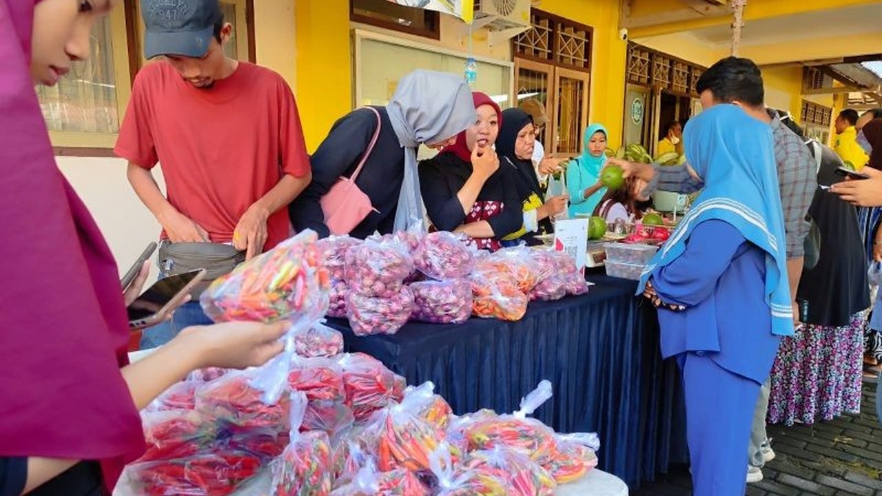 DPD Partai Golkar Kota Mataram menggelar pasar murah Ramadhan 2025 bekerja sama dengan Disdag, Bulog, dan BI, menawarkan berbagai kebutuhan pokok dengan harga di bawah harga pasar untuk meringankan beban masyarakat.