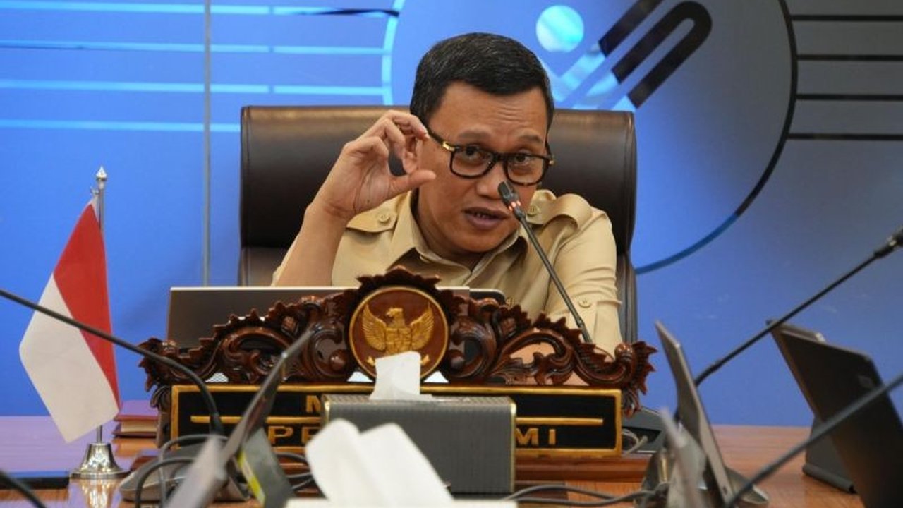 Menteri P2MI Abdul Kadir Karding tengah mengkaji usulan penghapusan nomenklatur BP2MI dari UU No. 18 Tahun 2017 untuk menghindari konflik kepentingan dan tumpang tindih tugas.