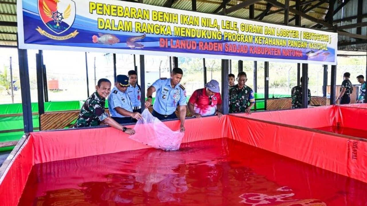 Lanud RSA Natuna menebar 9.500 benih ikan air tawar di kolam buatan untuk mendukung ketahanan pangan nasional, termasuk ikan lele, nila, gurami, dan lobster.