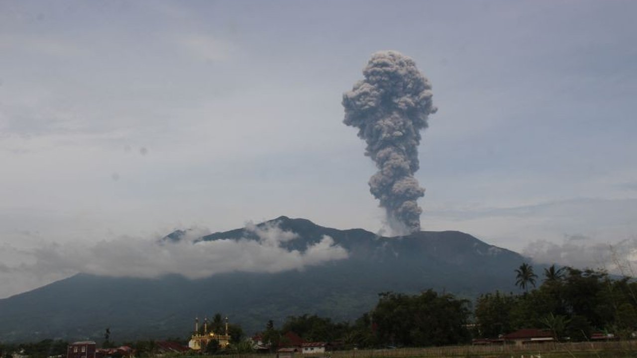 Gunung Marapi di Sumatera Barat kembali erupsi pada Jumat dini hari, menyemburkan abu vulkanik setinggi 1.200 meter dan menimbulkan kecemasan warga sekitar.