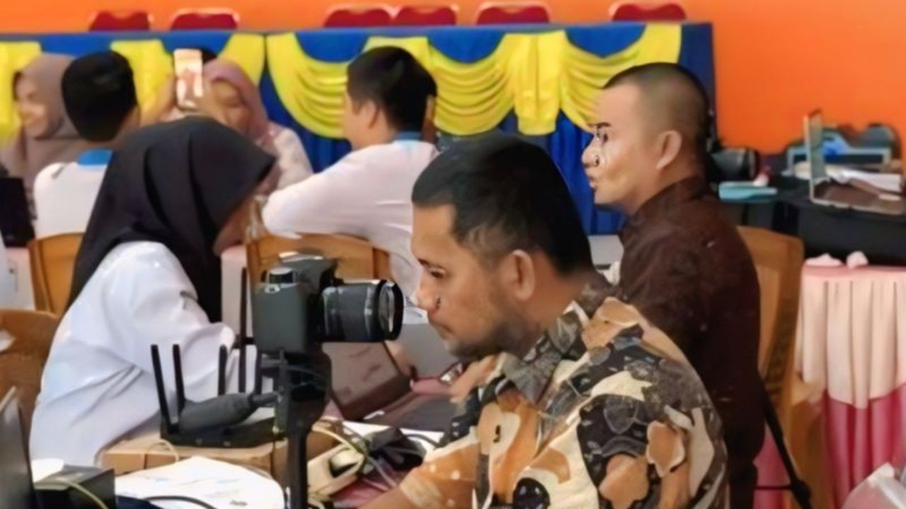 Disdukcapil OKU telah merekam e-KTP 6.500 pelajar melalui program jemput bola, dengan target 9.000 pelajar hingga Ramadhan 2025.