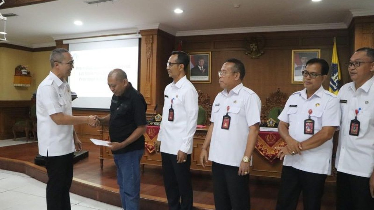 KORPRI Kabupaten Badung menyerahkan santunan pensiun senilai jutaan rupiah dan dana duka kepada 74 pensiunan dan ahli waris anggota KORPRI yang meninggal dunia, sebagai bentuk apresiasi atas dedikasi dan pengabdian mereka.