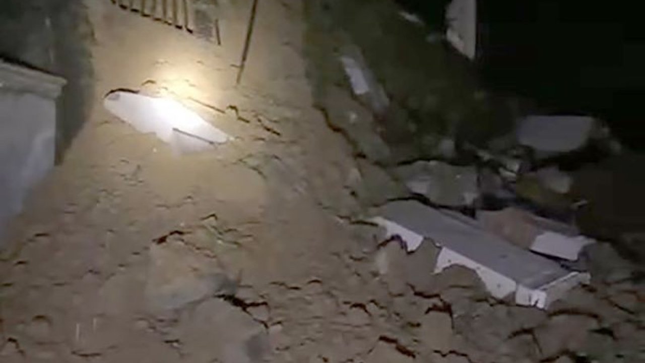 Bencana tanah longsor di Desa Gumelar dan Cilangkap, Banyumas, menyebabkan akses jalan terputus dan kerusakan rumah; BPBD Banyumas lakukan asesmen dan kaji cepat.