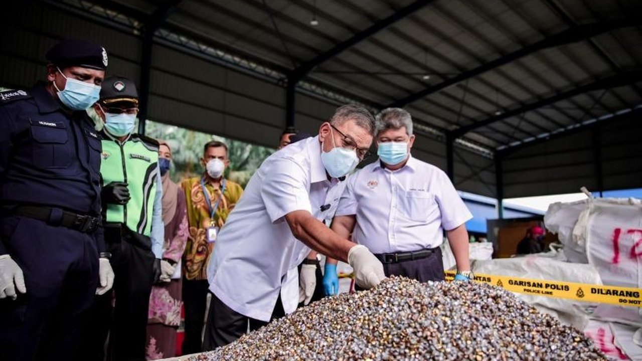 Penemuan 40 ton peluru dan selongsong di tempat pembuangan limbah elektronik di Malaysia menimbulkan dugaan keterlibatan sindikat kejahatan internasional dan menimbulkan kekhawatiran keamanan nasional.
