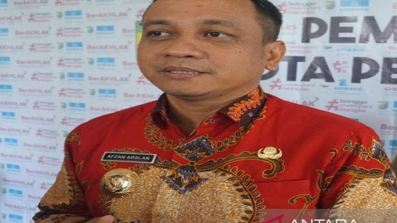 Pemkot Pekalongan menerima anggaran DBHCHT 2025 sebesar Rp21,5 miliar, meningkat dari tahun sebelumnya, dan berkomitmen untuk mencegah perokok anak serta memberantas rokok ilegal.