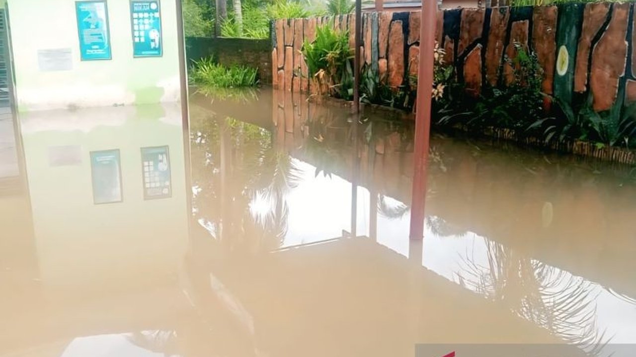 Curah hujan tinggi di OKU, Sumatera Selatan menyebabkan banjir yang merendam 219 rumah dan memaksa BPBD melakukan evakuasi warga menggunakan perahu karet.