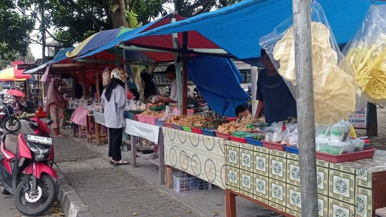 Penjualan takjil selama Ramadhan di Rangkasbitung, Lebak, Banten, membantu meningkatkan pendapatan ekonomi keluarga para pedagang, terutama pelaku UMKM binaan pemerintah.