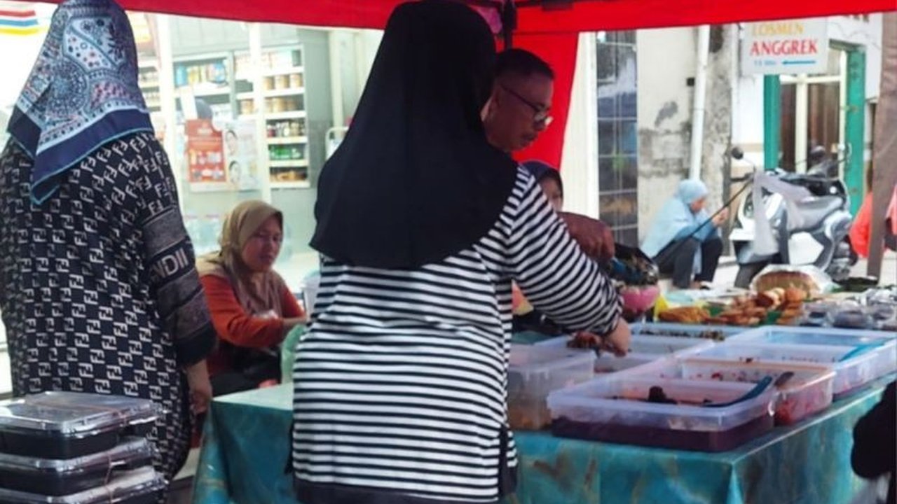 Lalampa dan pastel menjadi takjil terlaris di Ternate, sementara Pemkot Ternate menyediakan lapak bagi pedagang musiman dengan retribusi terjangkau.