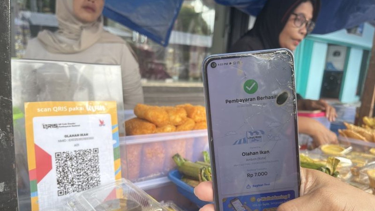 Pedagang takjil di depan Masjid Raya Al Fatah Ambon kini telah beralih ke sistem pembayaran digital QRIS, menawarkan kemudahan dan keamanan transaksi selama bulan Ramadan.
