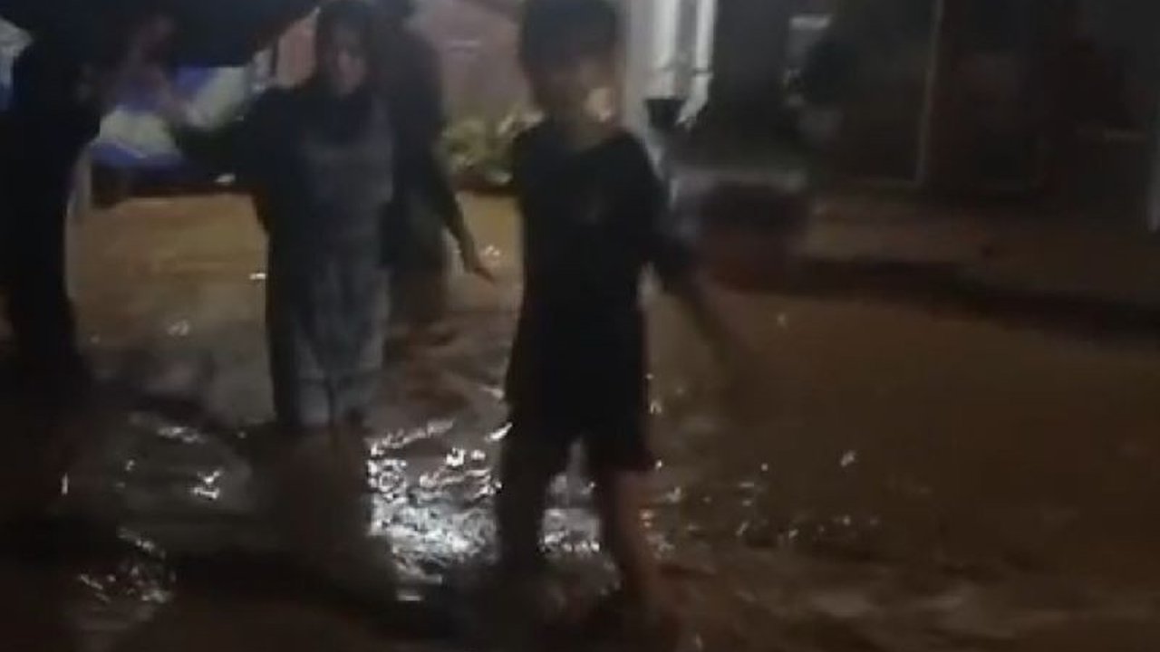 Hujan deras sejak Jumat dini hari menyebabkan banjir di Desa Citasuk dan Batukuwung, Kecamatan Padarincang, Kabupaten Serang, dengan ketinggian air mencapai 150 cm dan akses jalan terputus.