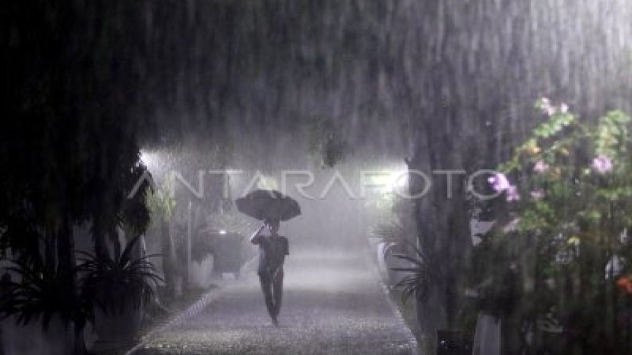 BMKG memprakirakan potensi hujan di sebagian besar wilayah Indonesia, termasuk Pulau Jawa, dengan intensitas bervariasi dari ringan hingga lebat disertai petir.