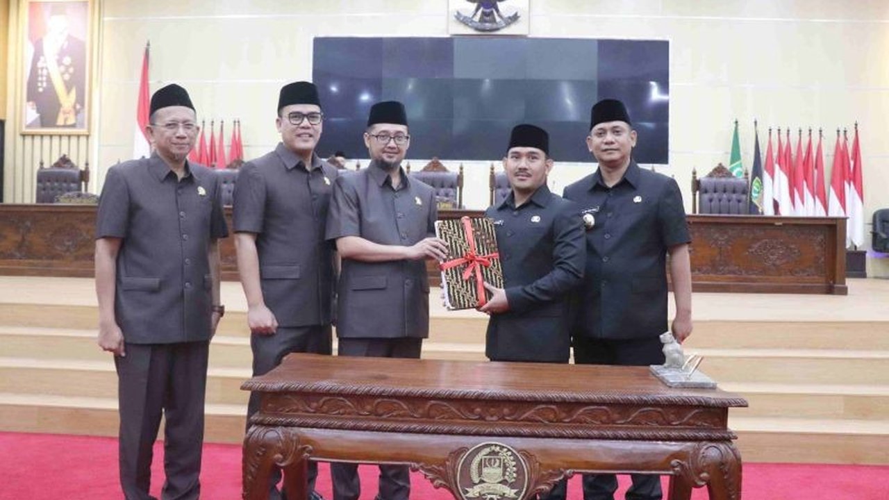 Bupati Bekasi, Ade Kuswara Kunang, menyampaikan nota penjelasan revisi Perda Nomor 8 Tahun 2023 tentang Pajak dan Retribusi Daerah kepada DPRD, menindaklanjuti evaluasi dari Kementerian Dalam Negeri dan Kementerian Keuangan RI.