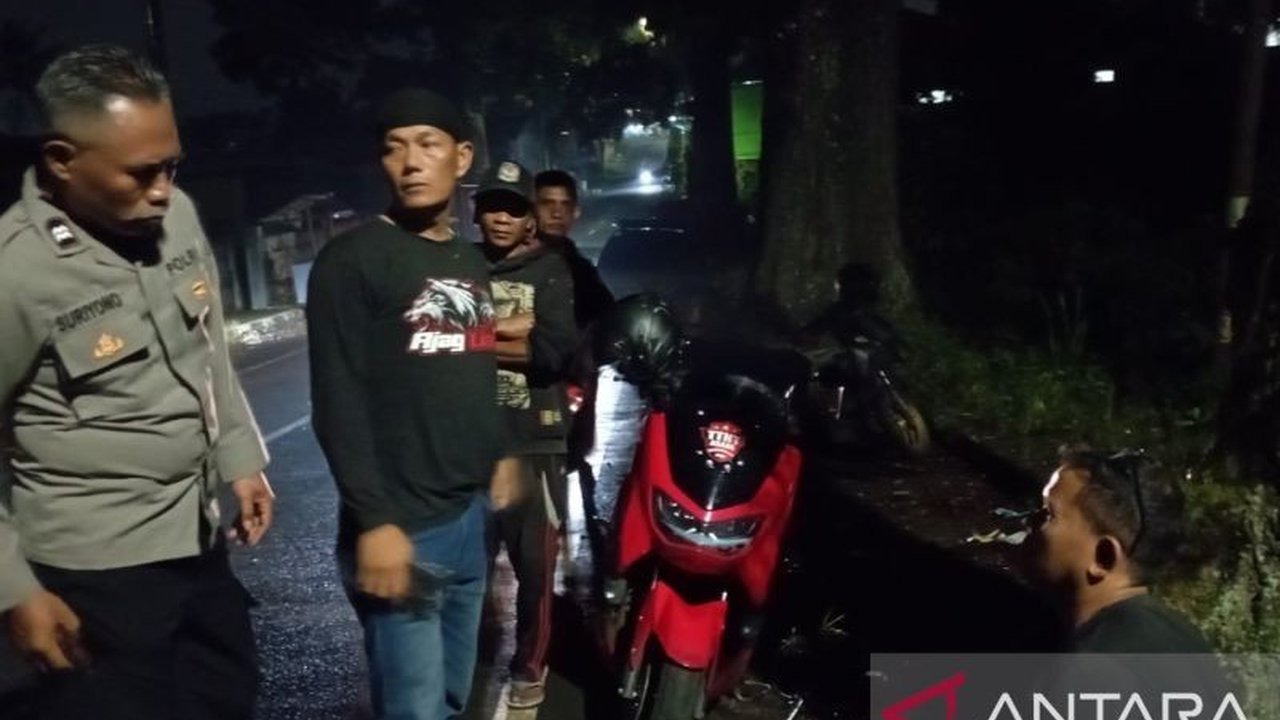 Kawanan begal beraksi di Sukabumi, Jawa Barat, berhasil membawa kabur uang ratusan juta rupiah milik seorang karyawan yang tengah dalam perjalanan pulang, polisi kini memburu pelaku.