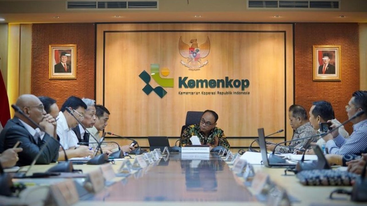 Wakil Menteri Transmigrasi sebut Kopdes Merah Putih berperan penting dalam pengembangan ekonomi kawasan transmigrasi di Indonesia, dengan potensi peningkatan jumlah koperasi dan optimalisasi produksi komoditas pertanian.