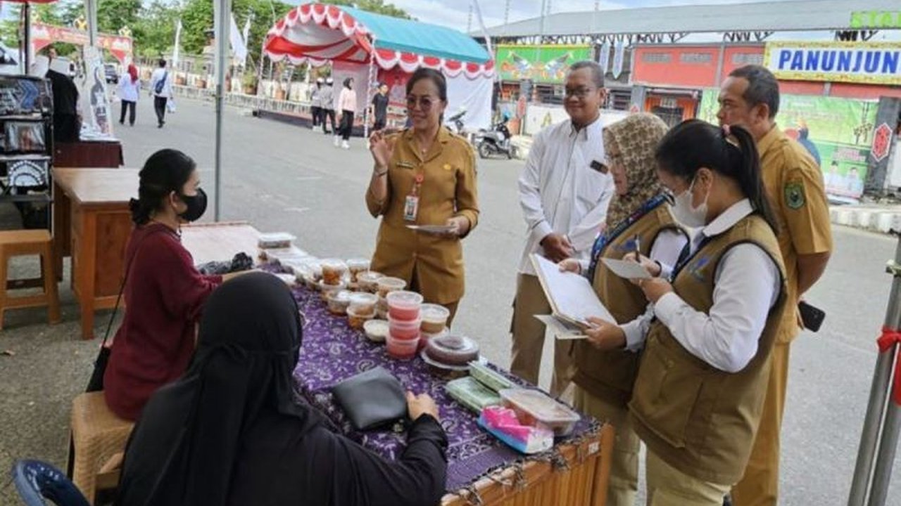 Dinas Kesehatan Kapuas dan BPOM Palangka Raya melakukan pengawasan makanan di tiga lokasi menjelang Idul Fitri, menemukan beberapa makanan kedaluwarsa dan penyimpanan yang tak sesuai SOP, namun menyatakan sebagian besar takjil aman dikonsumsi.