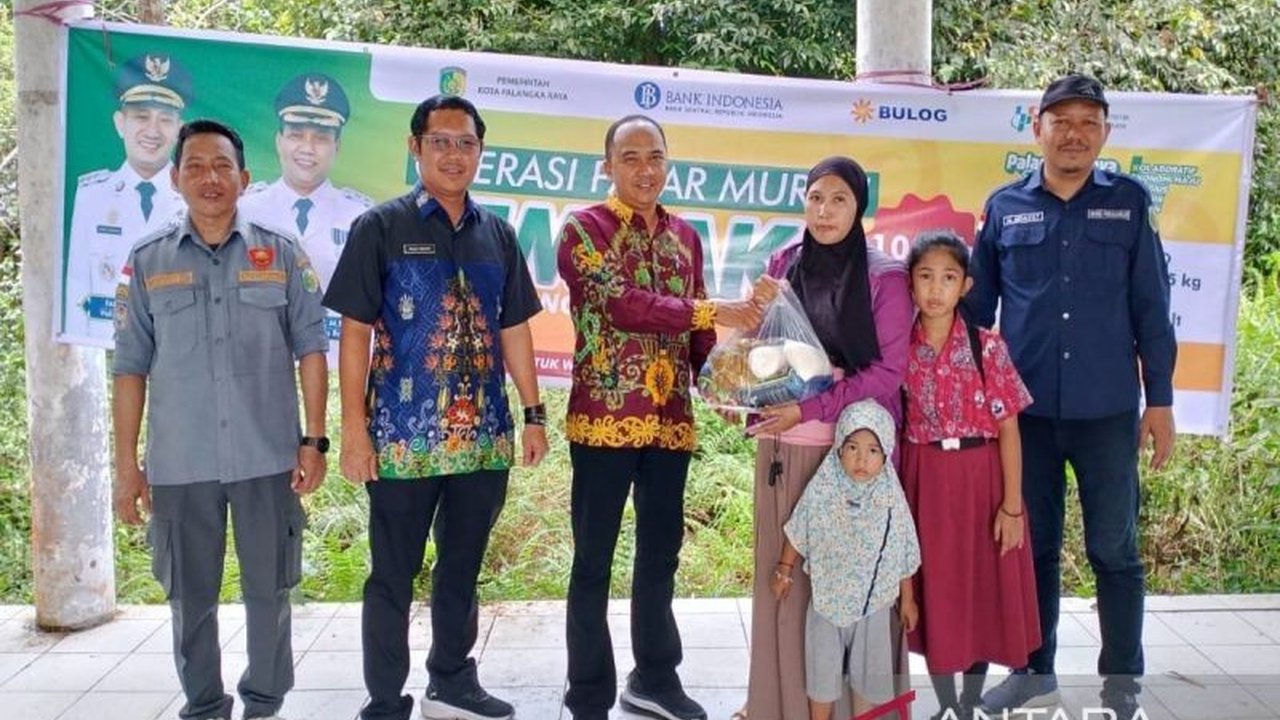 Pemerintah Kota Palangka Raya menggelar operasi pasar murah untuk menekan harga sembako dan mencegah inflasi menjelang Idul Fitri 1446 H, dengan strategi 4K: keterjangkauan harga, ketersediaan pasokan, kelancaran distribusi, dan komunikasi efektif.