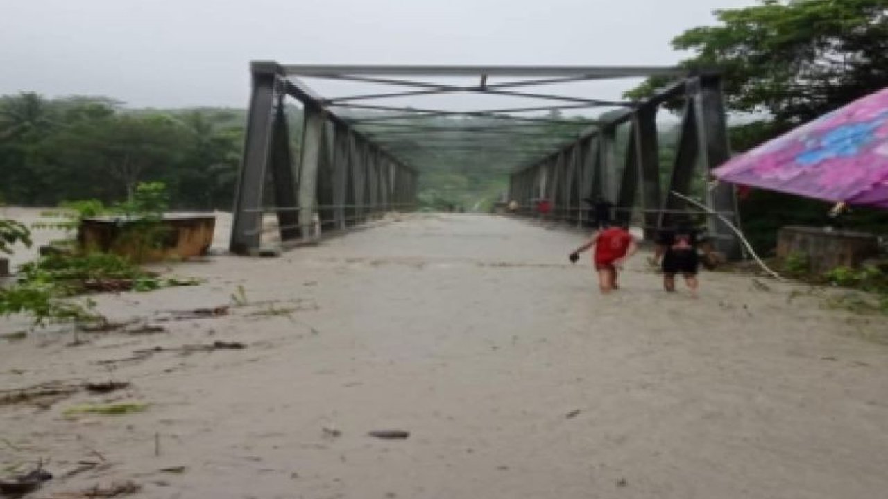 Banjir akibat hujan deras di Nias Barat, Sumut, telah mengakibatkan 1.632 jiwa dari 408 KK terdampak, kerusakan infrastruktur, dan gagal panen.
