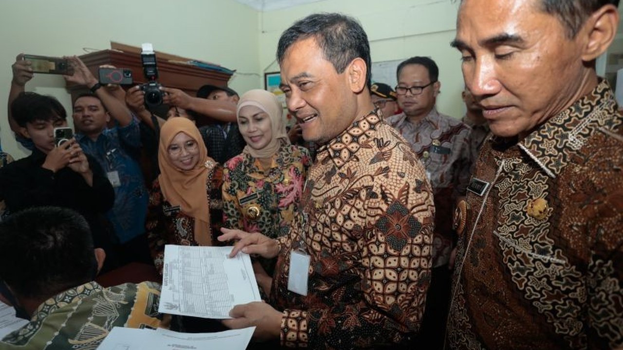 Gubernur Jawa Tengah, Ahmad Luthfi, memastikan pelayanan pembuatan KTP dan KIA telah menjangkau hingga pelosok desa, seperti di Desa Kaliputih, Kendal, dengan capaian yang signifikan.