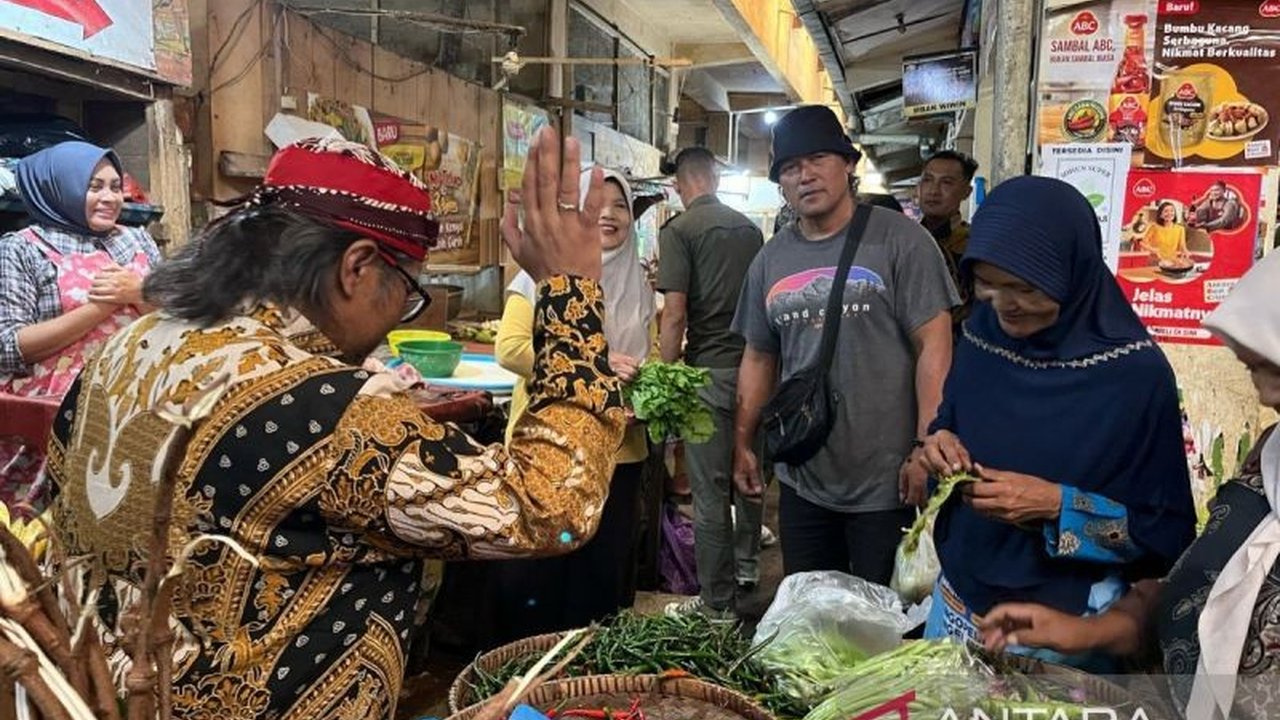 Pemerintah Kabupaten Temanggung mendorong ASN untuk berbelanja di pasar tradisional guna meningkatkan perekonomian UMKM dan menghidupkan kembali pasar tradisional di tengah persaingan pasar modern.
