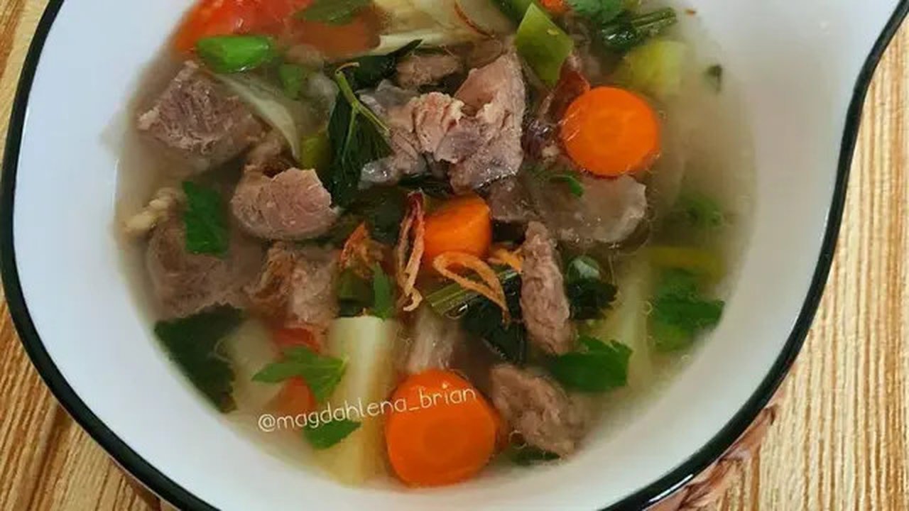 Ilustrasi sop daging sapi. (Liputan6.com/IG/magdahlena_brian)