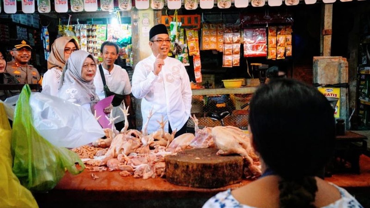 Wali Kota Probolinggo, Aminuddin, bersama TPID memantau harga dan stok sembako di pasar tradisional, menemukan harga stabil namun pedagang mengeluhkan kondisi pasar yang kurang memadai.