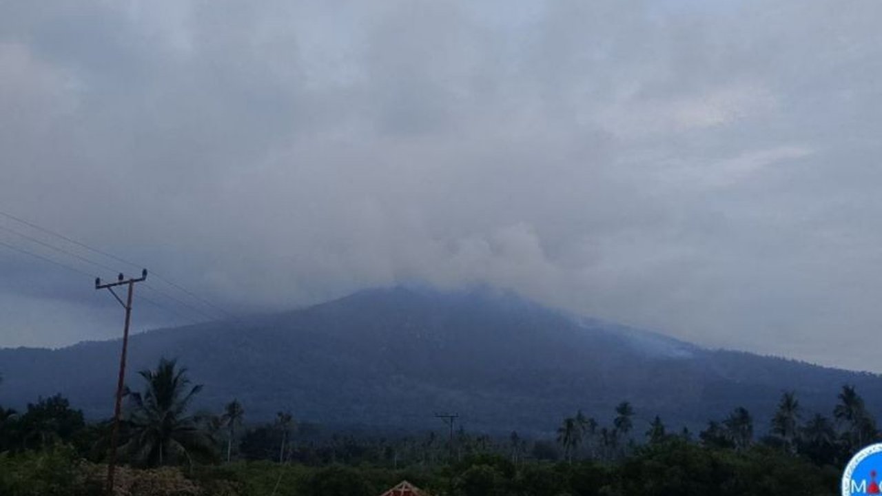 Gunung Lewotobi Laki-laki Erupsi Empat Kali dalam Enam Jam, Status Siaga!