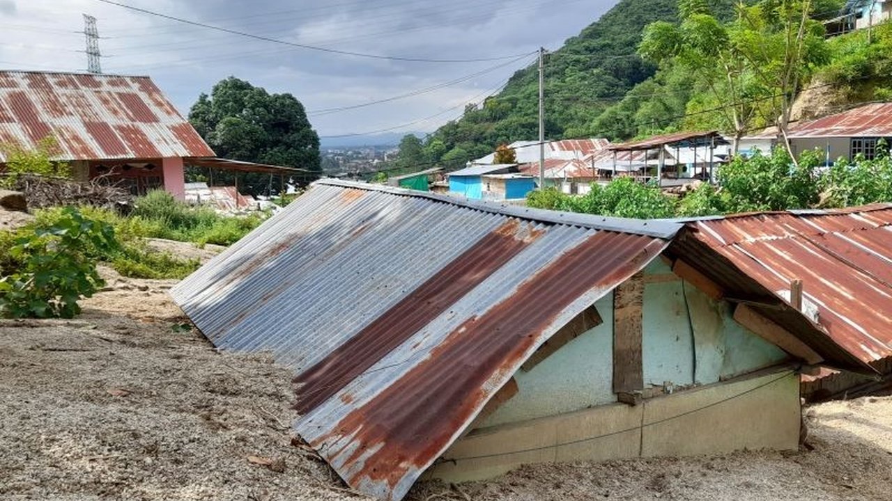 Hujan deras menyebabkan longsor di Kota Gorontalo, mengakibatkan 10 rumah rusak parah dan 50 jiwa kehilangan tempat tinggal, namun tidak ada korban jiwa.