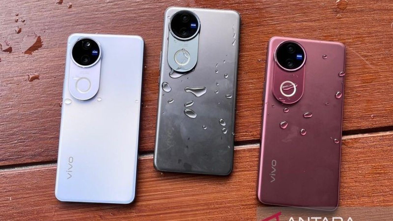 vivo V50 resmi meluncur di Indonesia pada 13 Maret dengan kamera utama 50MP berteknologi Zeiss, baterai 6000mAh, dan desain premium yang nyaman digenggam.