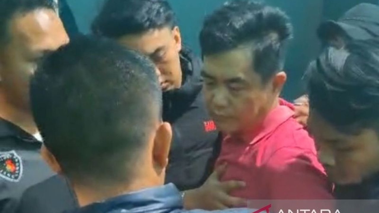 Polres Rejang Lebong menangkap SE, mantan Kades Turan Baru, yang diduga korupsi dana desa tahun 2017 senilai Rp533,8 juta setelah setahun menjadi buronan.