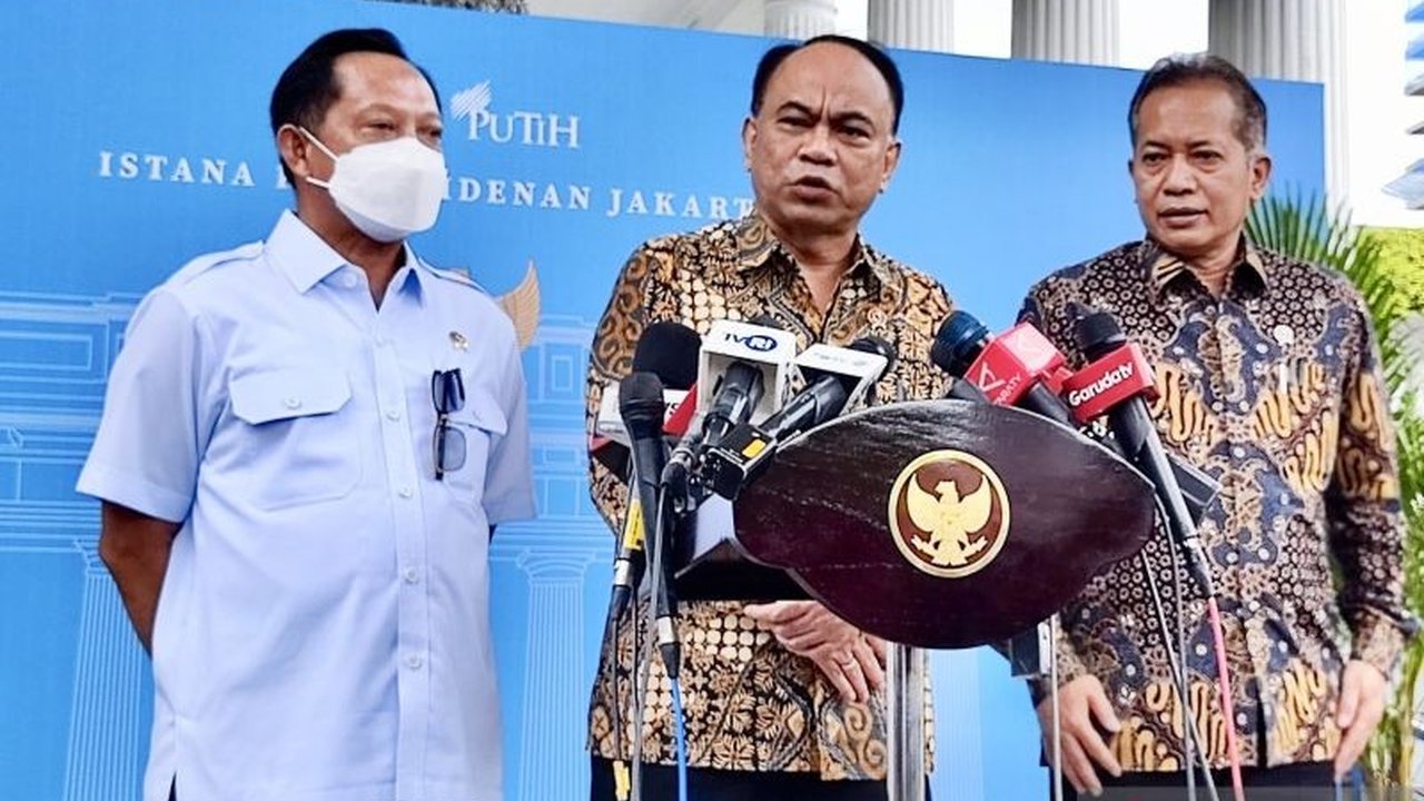 Menkop Budi Arie Setiadi mengungkapkan Koperasi Desa Merah Putih akan menjadi OSS terpadu, meliputi gudang, cold storage, unit simpan pinjam, apotek, dan klinik, dengan perkiraan biaya pembangunan Rp5 miliar per desa.