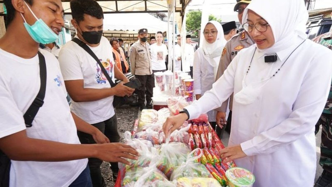 Pemerintah Kabupaten Banyuwangi gencar menggelar operasi pasar murah di 31 titik untuk stabilisasi harga kebutuhan pokok selama Ramadhan dan menjelang Lebaran, guna mencegah kenaikan harga yang signifikan.