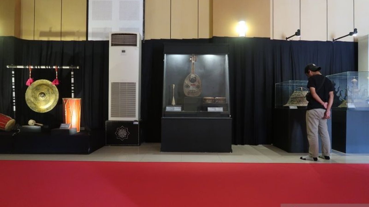 Museum Negeri NTB menggelar pameran 52 artefak seni budaya bernuansa Islam di Islamic Center Mataram hingga 22 Maret 2025, menampilkan kekayaan budaya Islam NTB.
