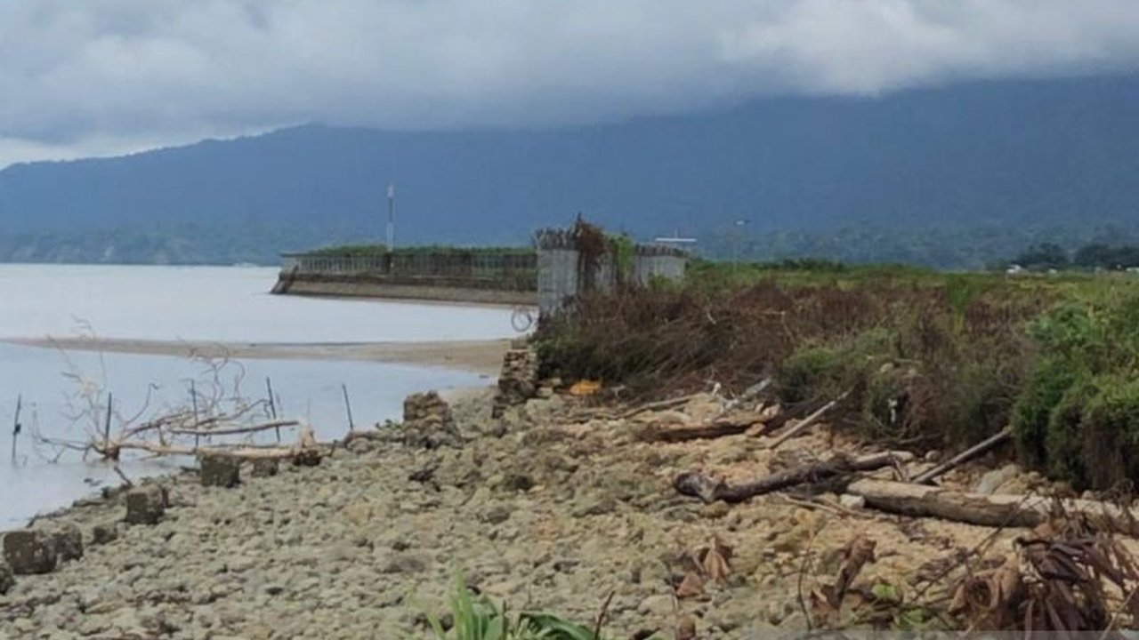 Kerusakan talud Bandara Kaimana sepanjang 60 meter akibat abrasi pantai mengancam operasional penerbangan dan perekonomian Kaimana; UPBU berharap Pemda setempat membantu penanggulangannya.