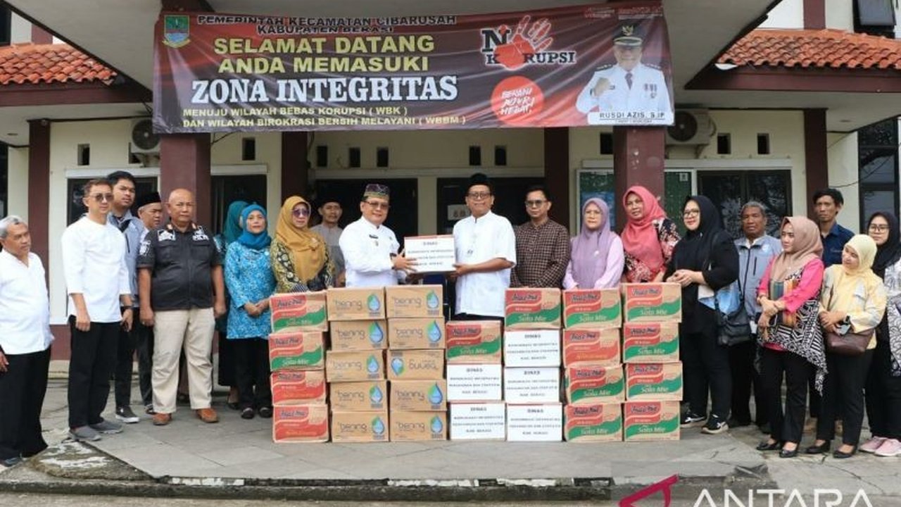 Diskominfosantik Kabupaten Bekasi salurkan bantuan makanan dan air mineral kepada korban banjir di Cibarusah, percepat pemulihan pasca bencana.