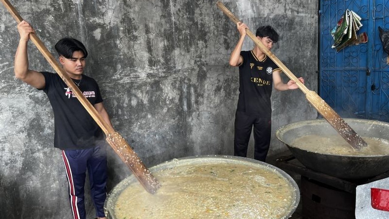 Selama 27 tahun, Masjid Al-Furqan di Gampong Beurawe, Banda Aceh, konsisten membagikan bubur kanji rumbi setiap Ramadhan, berkat sumbangan warga dan keterlibatan generasi muda.
