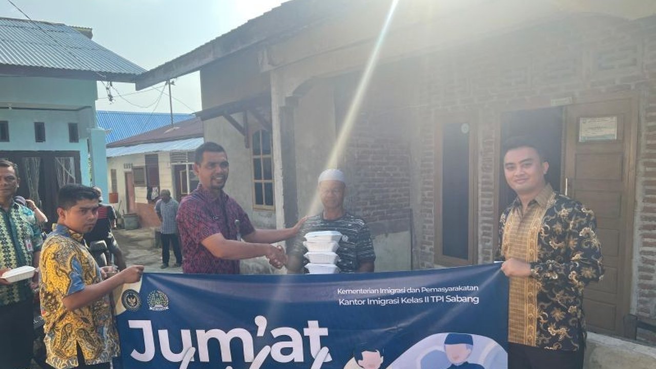 Kantor Imigrasi Kelas II TPI Sabang berbagi 40 paket makanan bergizi gratis kepada warga kurang mampu di Desa Ujung Karang dan Jurong Keramat, Sabang, sebagai wujud dukungan terhadap program pemerintah.
