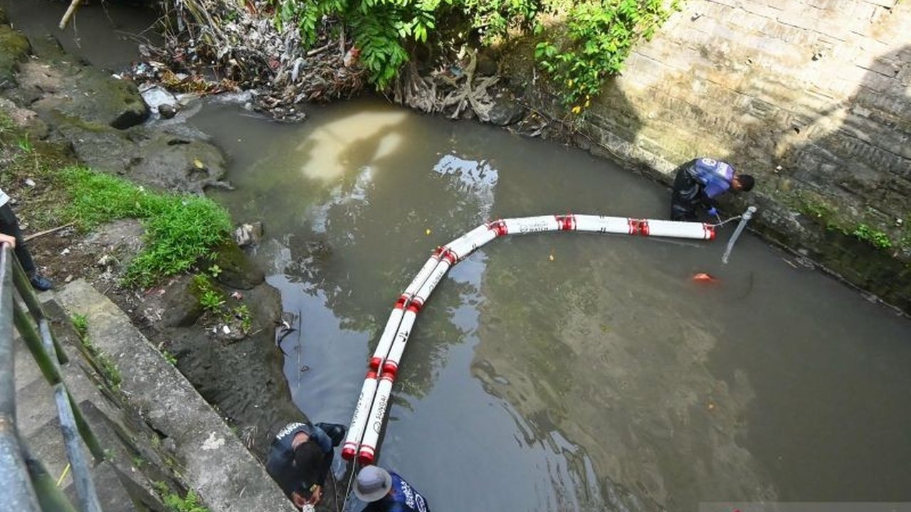 Bali Hotels Association (BHA) dan Sungai Watch berkolaborasi memasang jaring sampah di sungai Kekeran, Mengwi, Badung, untuk mencegah polusi plastik dan menjaga kebersihan lingkungan Bali.