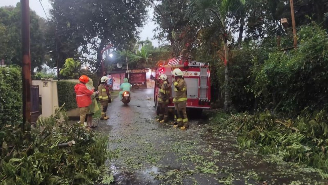 Hujan Deras di Bandung Akibatkan Banjir dan Pohon Tumbang, Pemkot Berikan Santunan