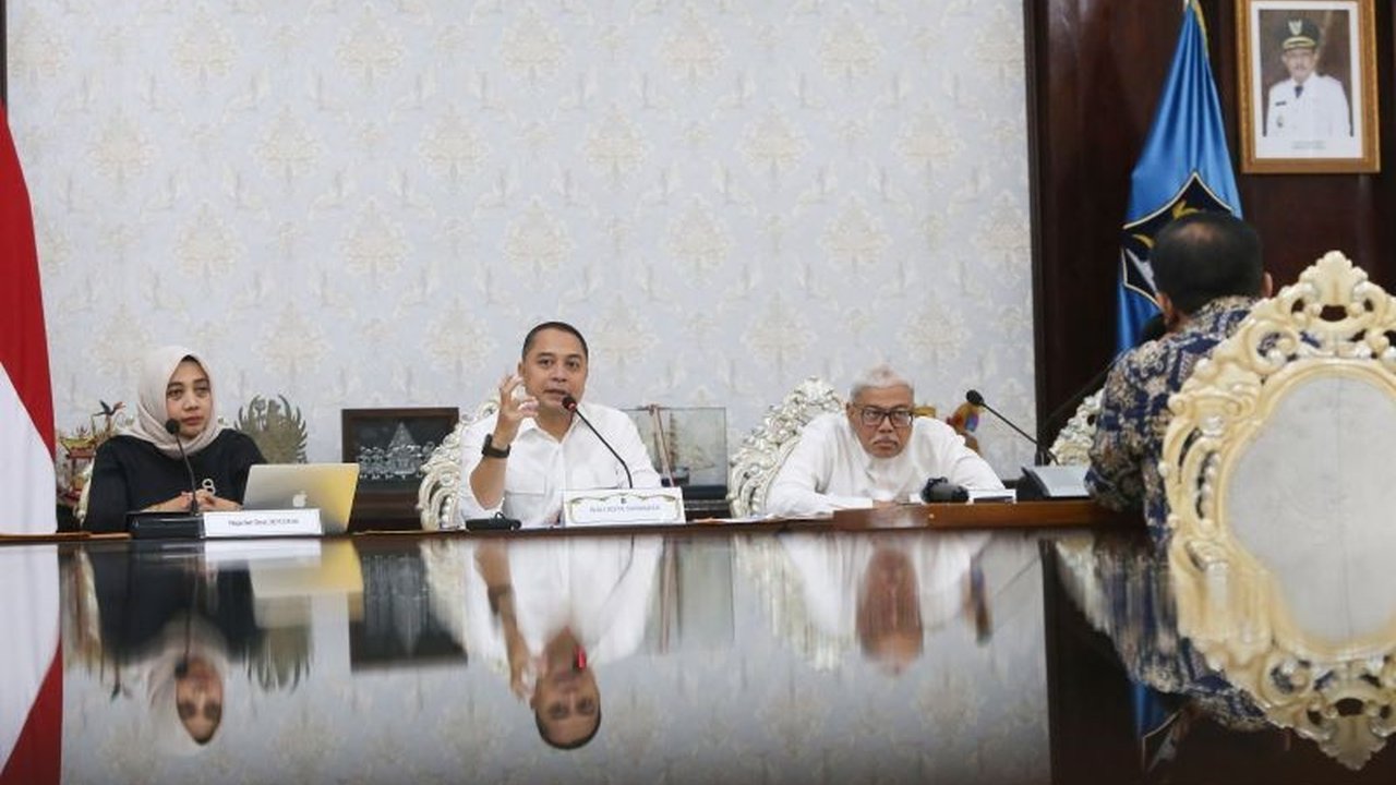 Pemkot Surabaya mengintegrasikan aplikasi tiga RSUD-nya, yaitu RS Bhakti Dharma Husada, RSUD Dr. Mohamad Soewandhie, dan RS Eka Candrarini, untuk meningkatkan efisiensi dan efektivitas layanan kesehatan.