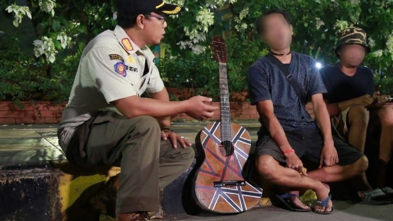 Satpol PP Kota Madiun meningkatkan operasi yustisi selama Ramadhan untuk menertibkan pengamen jalanan dan pengemis di sejumlah titik, khususnya di jalan protokol dan sekitar lampu merah.