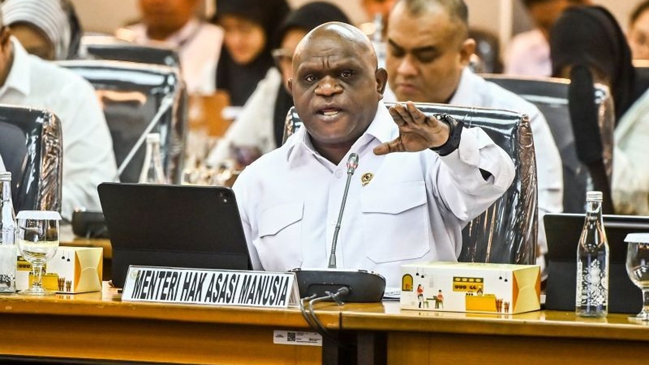 Menteri HAM Natalius Pigai meminta aparat kepolisian mengoreksi diri dan mengarusutamakan HAM setelah permintaan maaf grup musik Sukatani terkait lagu 'Bayar Bayar Bayar' viral di media sosial.