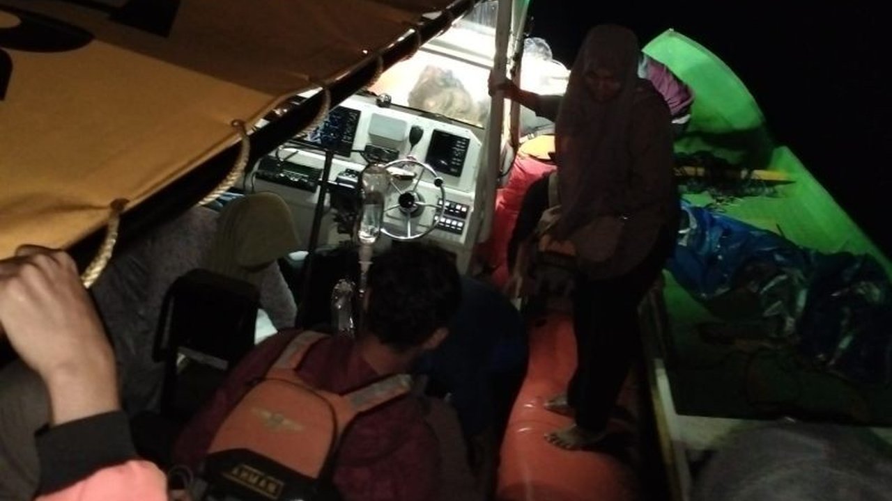 Tim SAR Evakuasi 15 Korban Kecelakaan Kapal di Perairan Wakatobi