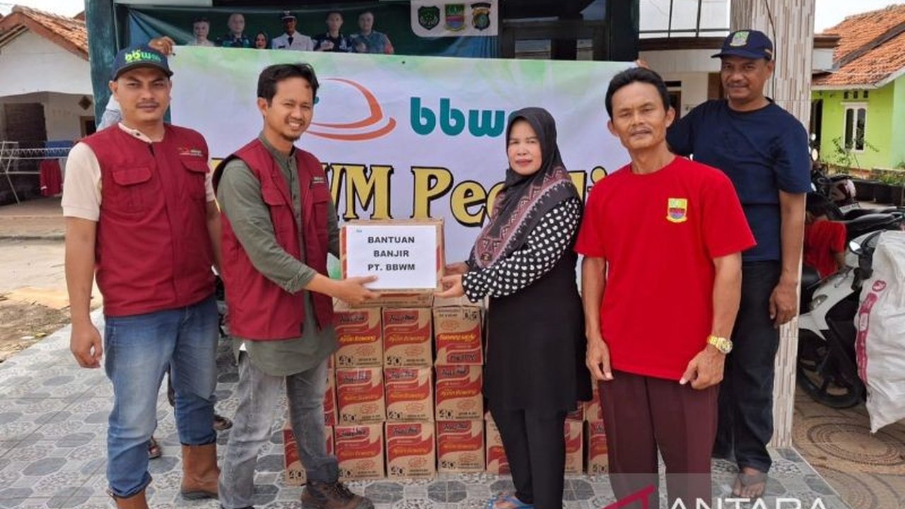 PT Bina Bangun Wibawa Mukti (BBWM) menyalurkan bantuan berupa makanan, mi instan, dan air mineral kepada 5.000 kepala keluarga korban banjir di Babelan, Bekasi, sebagai bentuk tanggung jawab sosial perusahaan.
