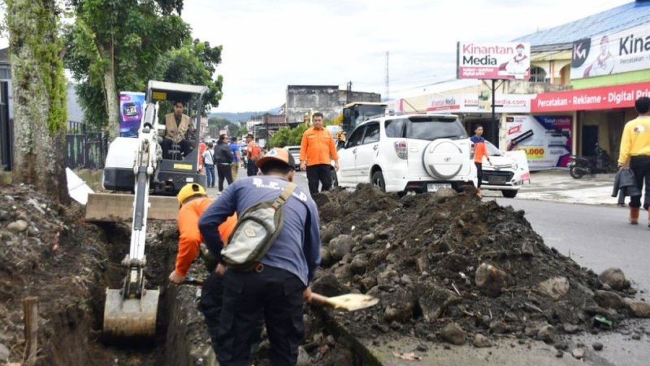Pemkab Rejang Lebong, Bengkulu, kerahkan alat berat dan warga untuk bersihkan drainase guna atasi banjir di Jalan Suprapto, Kelurahan Talang Rimbo Baru.