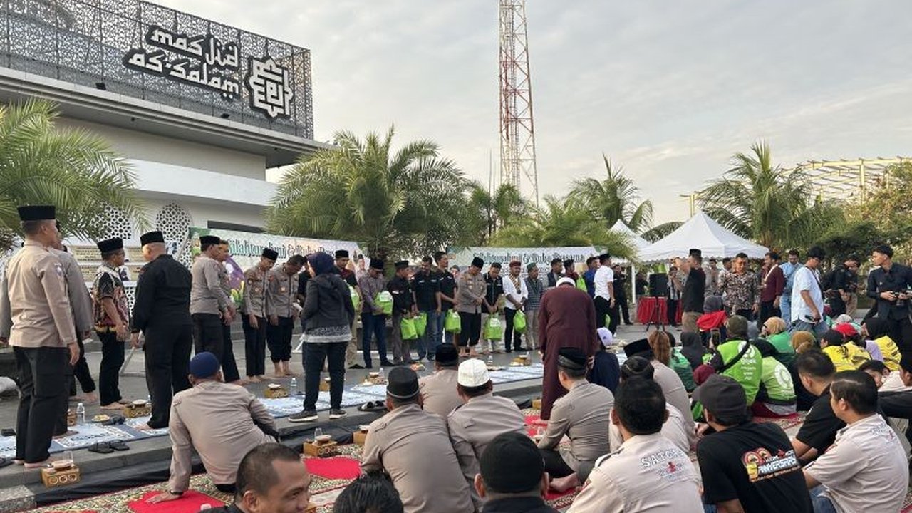 Kapolda Kepri Irjen Pol Asep Safrudin berbuka puasa bersama ratusan driver ojek daring dan mahasiswa di Batam, guna mempererat silaturahmi dan menjaga keamanan.