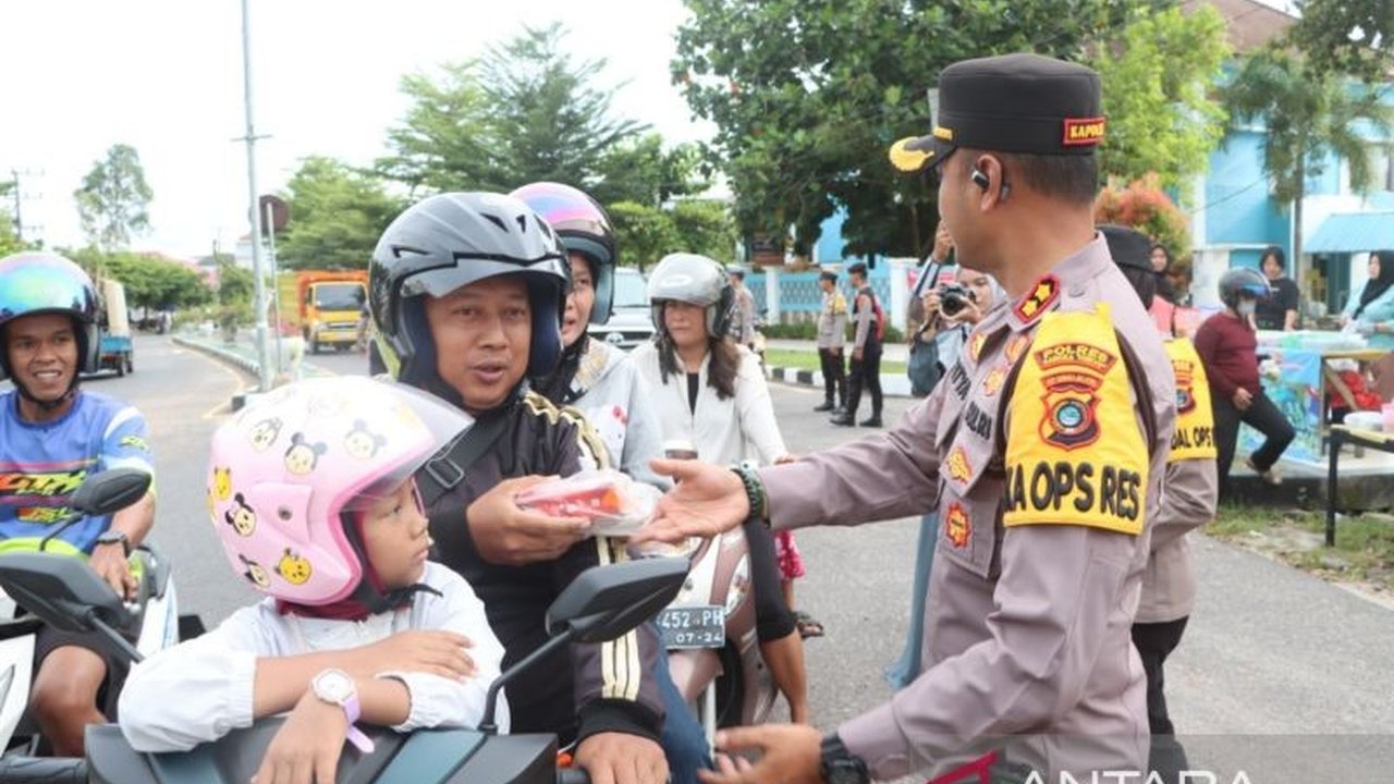 Polri dan Baznas Bangka Tengah Berbagi Takjil, Tebar Kebaikan di Bulan Ramadhan