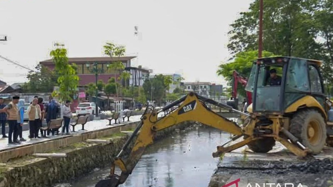 Pemkot Kendari menggunakan alat berat untuk membersihkan drainase di eks MTQ dan beberapa kecamatan guna mencegah banjir setelah hujan deras menggenangi wilayah tersebut.