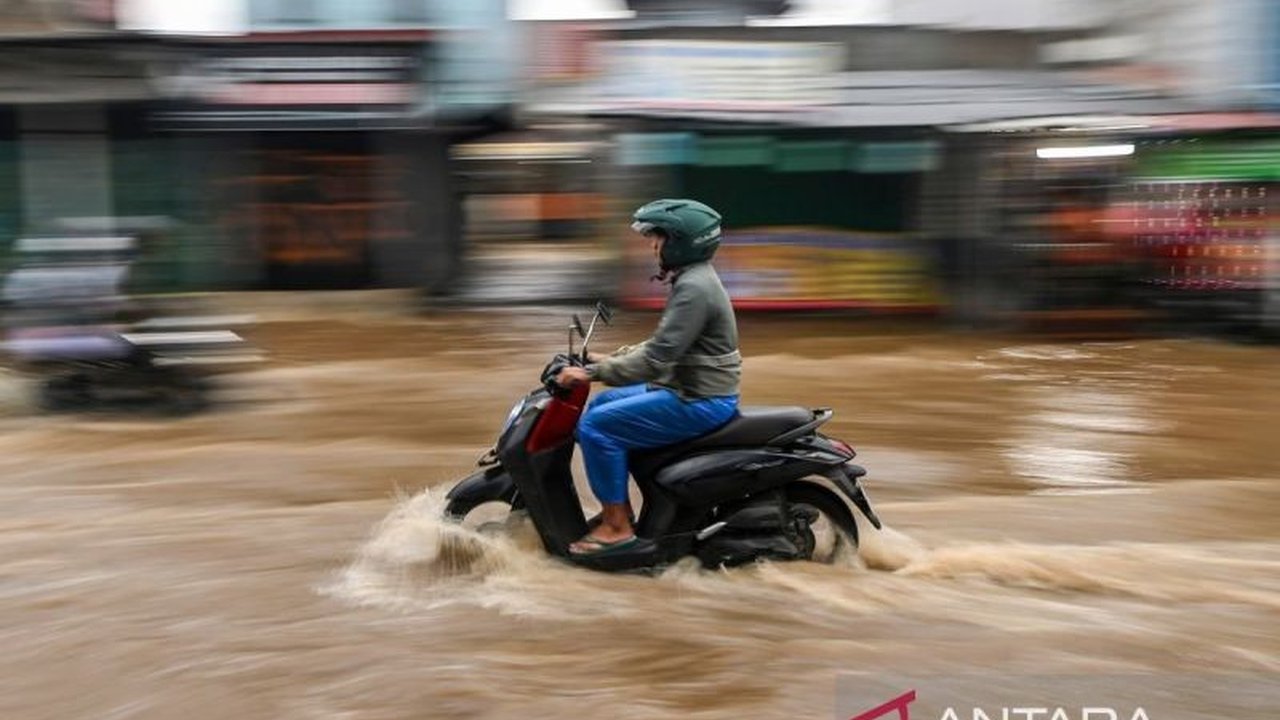 Motor mati saat menerjang banjir? Jangan panik! Simak langkah tepat mengembalikan performa motor dan tips aman melintasi banjir agar terhindar dari kerusakan parah.