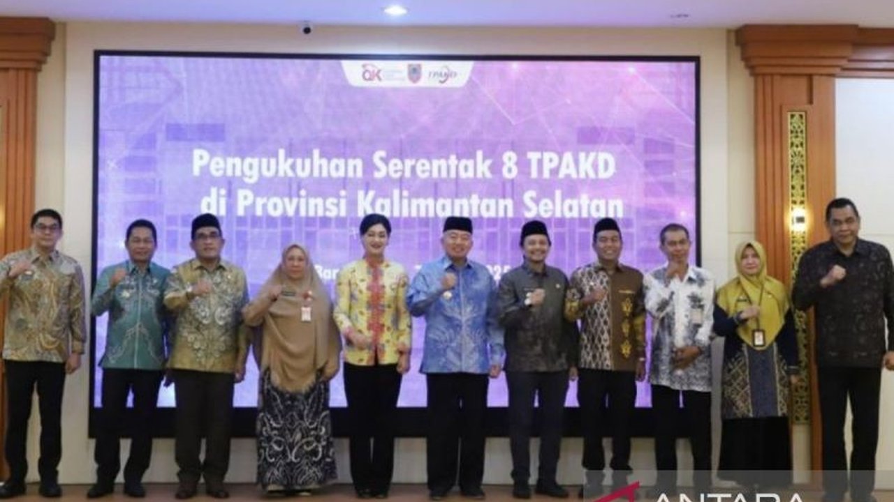 Gubernur Kalsel kukuhkan 8 Tim Percepatan Akses Keuangan Daerah (TPAKD) untuk tingkatkan daya saing ekonomi masyarakat dan hindari pinjaman ilegal.
